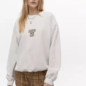 Säljer denna fina sweatshirt från Urban outfitters, köptes för 550kr! Buda i kommentarerna💞⚡️Kom privat för fler bilder💞