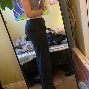 Långa kostymbyxor - Gråa kostymbyxor, väldigt långa. Går ner till foten på mig som är 179 med långa ben. Finns ingen storlek men skulle säga att den är M-L.