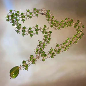 Halsband - Ett fint handgjort metallhalsband med gröna glaspärlor❣️ spännet är försilvrat💃🏼 frakten ingår i priset😌                                                                              —————————————————————                                                                                  Kika gärna in på min profil, säljer en massa olika handgjorda smycken💃🏼 perfekt till dig själv eller i present till någon❣️✨