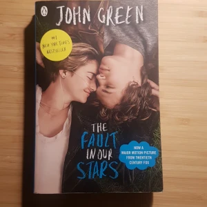 Bok - The fault in our stars! Film version så det finns bilder med från filmen i boken! Läst flera gånger så ser inte ny ut men är i bra skick. Köparen står för frakten :) priset kan alltid diskuteras!