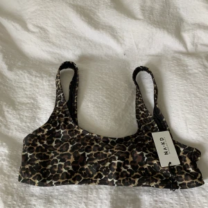 Helt ny bikiniöverdel från Na-kd! - Helt ny leopardmönstrad bikiniöverdel från Na-kd!
