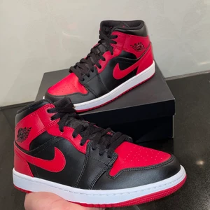 Jordan 1 mid ”banned” - Säljer ett par Jordan 1 mid banned i storlek 42. Helt nya, aldrig använda. Box och kvitto medföljer 