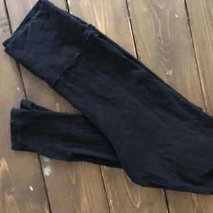  - Höga tights från American Apparel. Storlek M men jag tycker de mer är som en S (jag är en S). Frakt 28 kr 