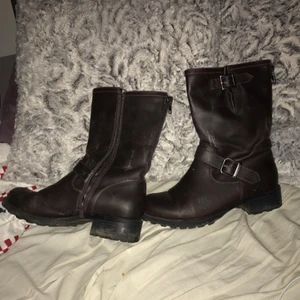  - Säljer mina mörkbruna fina skor pga användes ej Använda Max 2 gånger dvs i nyskick Nypris: 449kr  Frakt tillkommer 