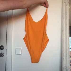  - Supersnygg gul baddräkt med låg rygg och högt skuren i benen. Helt oanvänd, säljes pga fel storlek då jag köpt den online. 