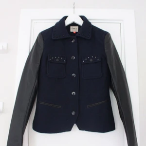  - Snygg jacka med ärmar i skinnimitation från ONLY. Aldrig använd! 