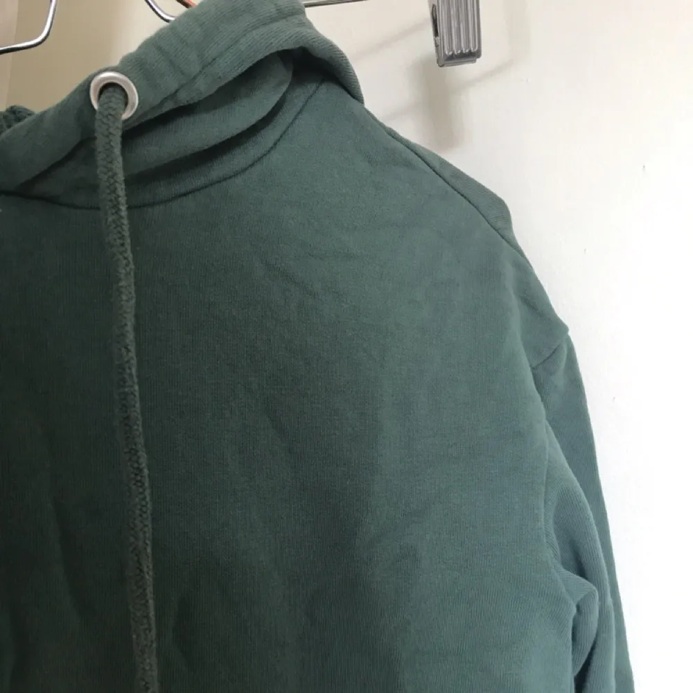 Grön hoodie från HM, knappt använd! Jättefint skick och lite croppad. fraktar helst!<3. Hoodies.