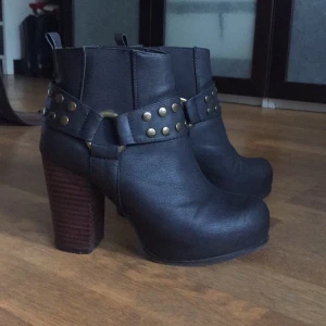  - Säljer dessa fina boots för jag inte använder dem. Skinnimitation, fint skick! 