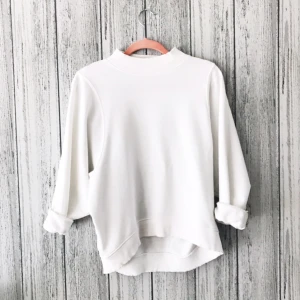  - Vit oversized sweatshirt från Monki. Säljes för 100kr, frakt tillkommer. Betalning sker via swish.