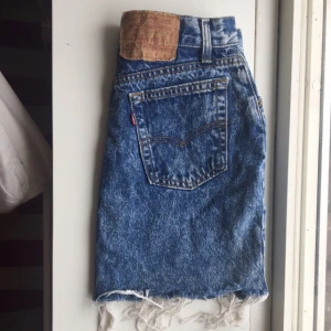  - Superhärlig Levis kjol. Använd en gång. Står ingen storlek men skulle säga att den är en S. Köparen står för frakten ☘️