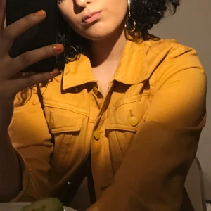  - Sjukt snygg senapsgulorange-ish jeansjacka från weekday! Inte använd så många gånger men sitter fett snyggt på! köparen står för frakten✨