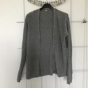  - Grå ribbstickad kofta med knappar fram. Kan skicka fler bilder på förfrågan.