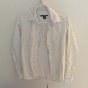  - Vit- och ljusblårandig Gantskjorta. Tar swish.