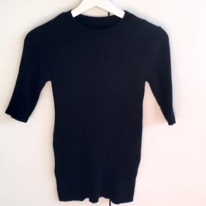  - Ribbstickad top med en liten slits i sidorna!! 👌✨🌸 står ingen storlek då den är köpt på secondhand men skulle gissa på XS/S. Stretchig i materialet.    SWISH/KÖPAREN STÅR FÖR FRAKTEN.