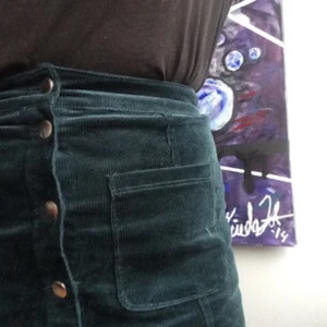  - Superfin mossgrön kjol från h&m, sparsamt använd! 