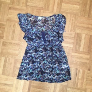  - Söt somrig blus, säljs bara för att jag har alldeles för många