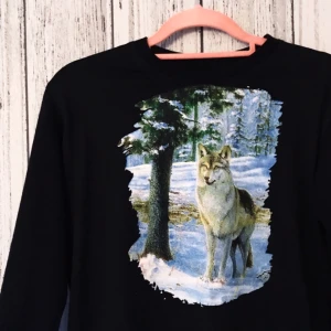  - Sweatshirt med tryck.  Säljes 80kr, frakt tillkommer.   Betalning sker via swish