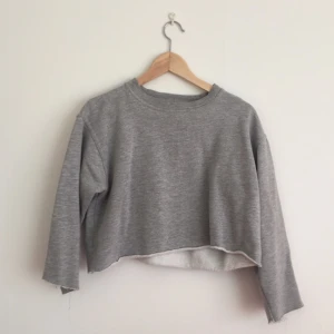  - Sweatshirt. Avklippt i midjan och armarna. 