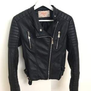 Moto jacket från Chiquelle i storlek Small/38, använd 1-2 gånger, säljes pga för stor. Ordinarie pris 699:- 