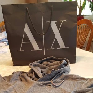 Perfekt present - Perfekt present till bror/far eller din kille.Jätte fin grå Armani sweatshirt i strl M har varit i dubai o köpte den present till min bror, men synd den var för små, helt ny Oanvänd. skickas med sin armani påse inget öppet köp/fri frackt