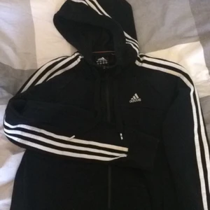  - Adidas hoodie med dragkedja. Använd ganska mycket men är i bra skick :) frakt 60kr