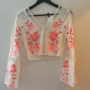  - Magtopp från HM, aldrig använd. Jättefin med byxor med högmidja 