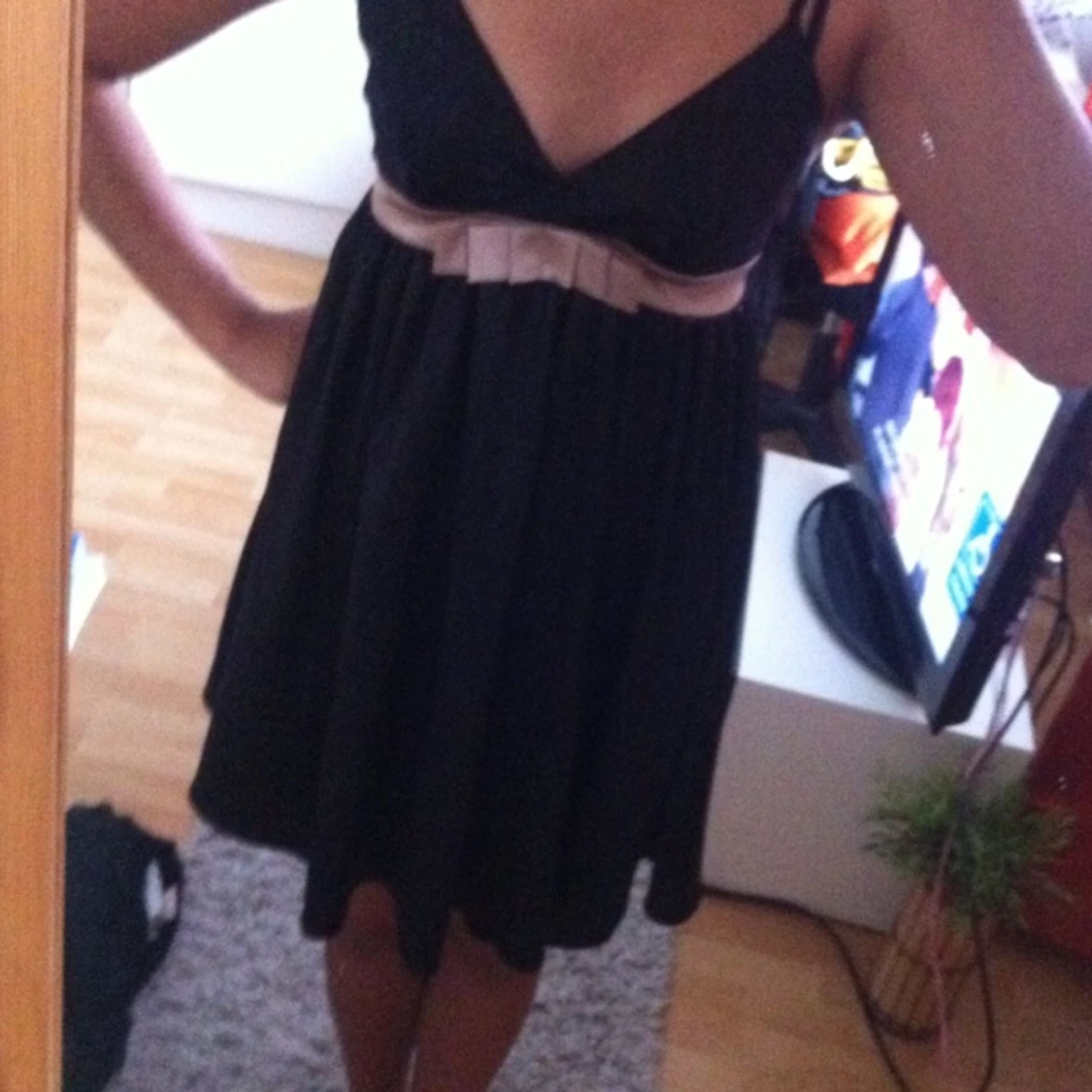 Svart klänning i siden med guldband runt midjan. Från Gina Tricot och använd en gång.