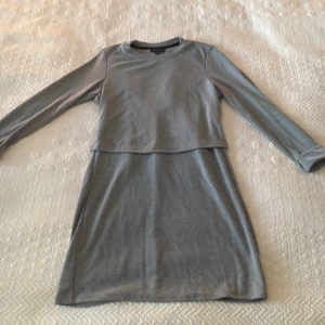  - Klänning från Topshop med superfin rygg! Sparsamt använd. Frakt 40kr eller mötas i Sthlm 🌻 bor med katt!
