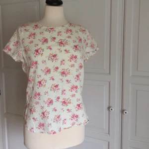  - 🔸 Blommig topp från Primark 🔸  • Prislappen kvar, aldrig använd  20 kr + frakt