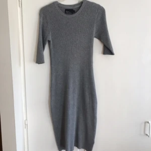  - Jätte fin klänning som är jätte stretchig och skön köpt från MQs egna märke och är använd en gång.