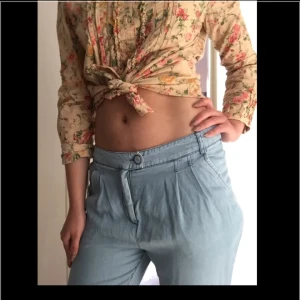  - Sjukt snygga och sköna byxor från HM i stl 36. Ser ut som jeans men materialet är väldigt mjukt och skönt! (Blusen är oxå till salu!) 