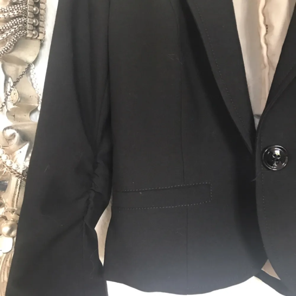 Helt oanvänd svart kavaj ifrån H&M. Frakt: 40kr. Kostymer.