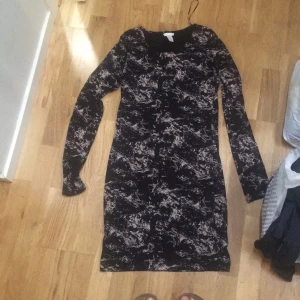  - Bomullsklänning från hm, svart med beige/rosa mönster