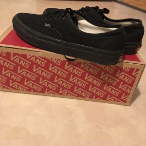  - Helsvarta Vans i bra skick, har endast använt dem ett fåtal gånger så sulan är inte alls sliten! 