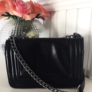  - Crossbag från Nelly Accessories i skinnimitation 200kr ink frakt.