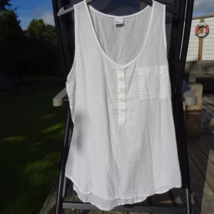  - Enkelt linne i finare tyg. Knappt använt!