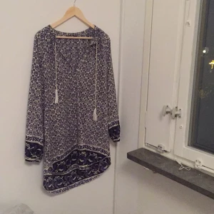  - Söt luftig tunika/strand-klänning med långa armar. Kan mötas upp i Göteborg eller skickas, då frakt tillkommer