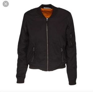  - Säljer min oanvända snygga bomber jacka från vero Moda då jag köpt då jag köpt en annan.
