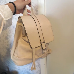  - Oanvänd liten ryggsäck. 