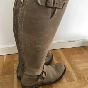  - Super snygga Ljusbruna Primeboots stl 40. Har använt de året runt då ganska lite ändå, bör impregneras, exklusive selektion. Guld dragkedja där bak. Har använt dem med socker och har 38-39 i vanliga fall Kan diskutera pris!! Självklart äkta köpta Nk 3499 orginal pris