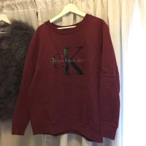  - Calvin Klein tröja i storlek medium fint skick! Använd ett fåtal gånger. Köparen står för frakt 
