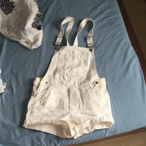  - Hängsle shorts använd 1 gång