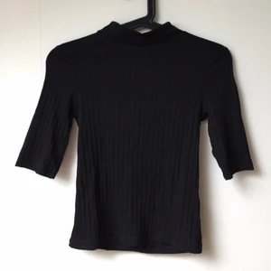  - Slutsåld populär topp från Monki! Jättefin modell med kort ärm och liten polo, fin till highwaist jeans. Oanvänd med tags kvar