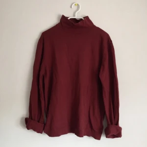  - Vinröd oversizepolo från Filippa K. Supersnygg att kombinera med svarta jeans och svart kofta/ svart bomber ovanpå. 