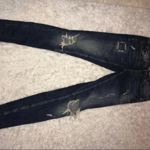  - Snygga jeans från Gina tricot, storlek 40. 