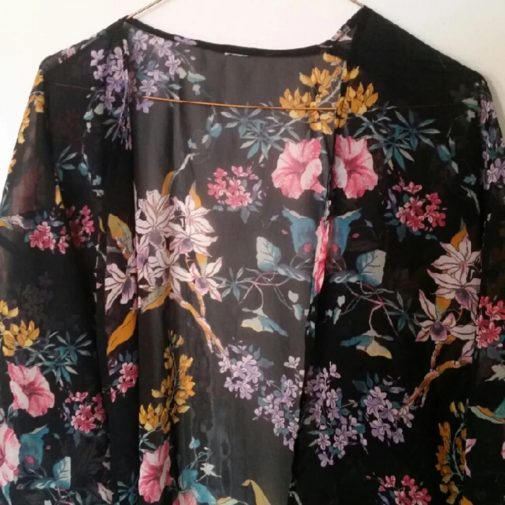 🌸 kimono från hm, köpt förra året och sparsamt använd. bortklippta lappar men är storlek S-M.. Blusar.
