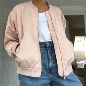  - Ljusrosa bomberjacka från Monki