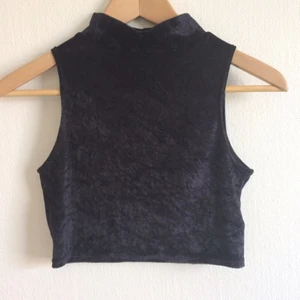  - Svart 90-tals topp i sammet. Använt ett par gånger. Skönt material och kort modell. Lätt att matcha till det mesta. 