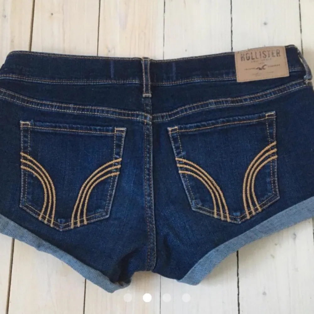Jättesnygga jeansshorts med låg midja från Hollister! Ser helt nya ut fortfarande. Ibland korvar sig kanten i bak!. Shorts.