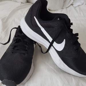 Nya skor av märket Nike, använda två gånger. Svarta med vita detaljer. Storlek 39 men små i storlekarna och passar som 38. 